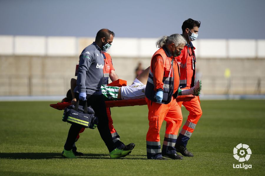 Eva Llamas, obligada a retirarse del terreno de juego. Fuente: LaLiga