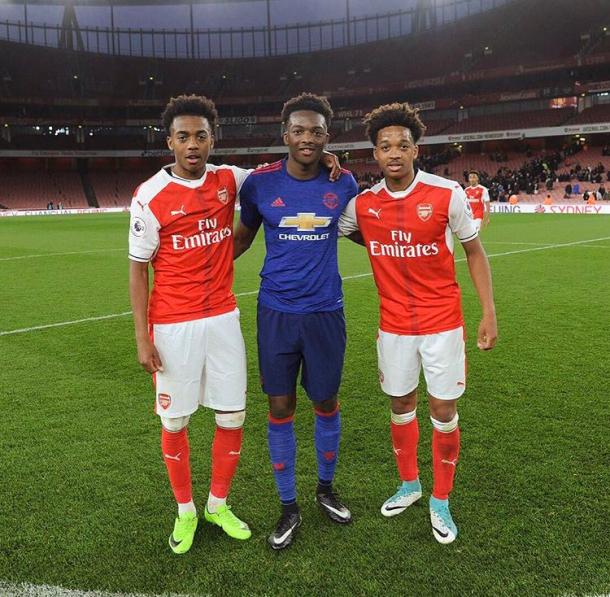 De izquierda a derecha: Joseph (Arsenal), Matty (Man Utd) y Chris (ahora en Benfica) | Foto: Twitter