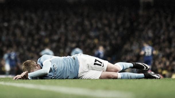 De Bruyne cae lesionado frente al Everton. Foto: SkySports