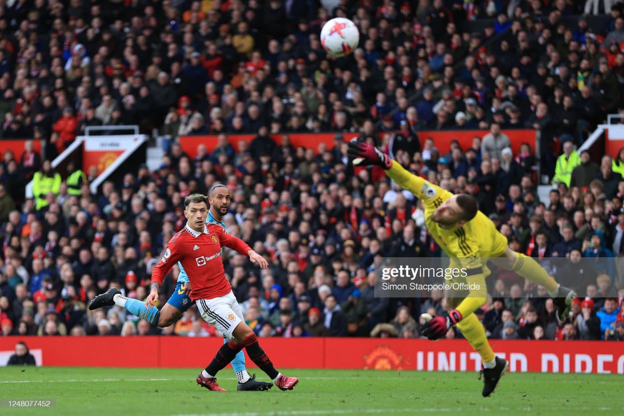 David de Gea dives to save from <strong><a  data-cke-saved-href='https://www.vavel.com/en/football/2022/10/23/premier-league/1127339-southampton-1-1-arsenal-post-match-player-ratings.html' href='https://www.vavel.com/en/football/2022/10/23/premier-league/1127339-southampton-1-1-arsenal-post-match-player-ratings.html'>Theo Walcott</a></strong> (Photo by Simon Stacpoole/Offside/Offside via Getty Images)