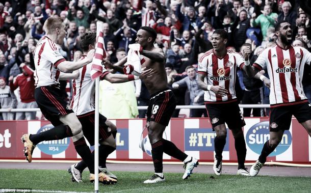 Above: Sunderland AFc celebrate Jermain Defoe's winning goal in their 3-2 victory over Chelsea | Photo: Getty Images