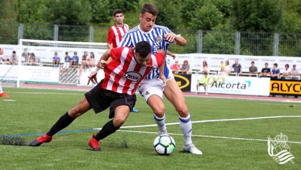 David Concha, el mejor de la primera mitad, lucha por un balón con un defensa del Elgoibar | Foto: Real Sociedad