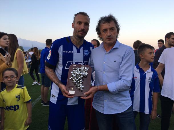 Alexis Ruano, autor del gol alavesista, recoge el XVII trofeo Villa de Laguardia. Fuente: deportivo alavés