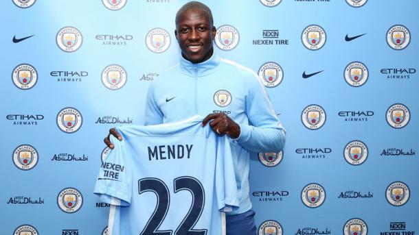 Mendy usará a camisa de número 22 (Foto: Divulgação/Manchester City FC)