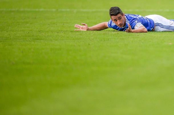 Saúl Berjón, reclama una caída al árbitro durante el transcurso del encuentro. | Imagen: Real Oviedo