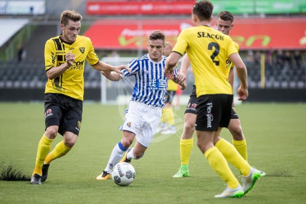 Los jugadores del Venlo protegen el balón ante la presión realista. | Foto: Real Sociedad