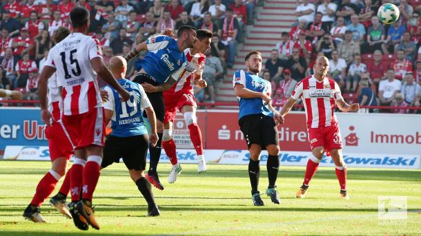 Damir Kreilach goes for a header. | Photo: Bundesliga.