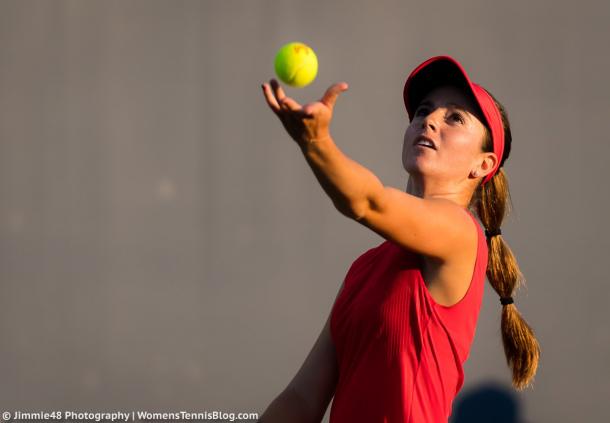 Catherine Bellis serves during the match | Photo: Jimmie48 Tennis Photography