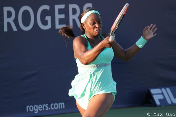 Sloane Stephens hits a forehand in her first round match | Photo: Max Gao / VAVEL USA Tennis