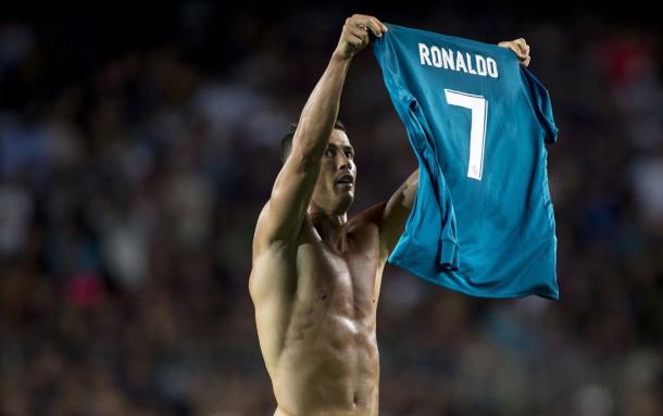 Cristiano Ronaldo exibe sua camisa para o Camp Nou após marcar um golaço (Foto: Getty Images)