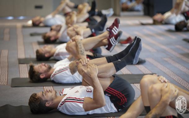 Sessione di stretching. | Fonte: twitter.com/acmilan