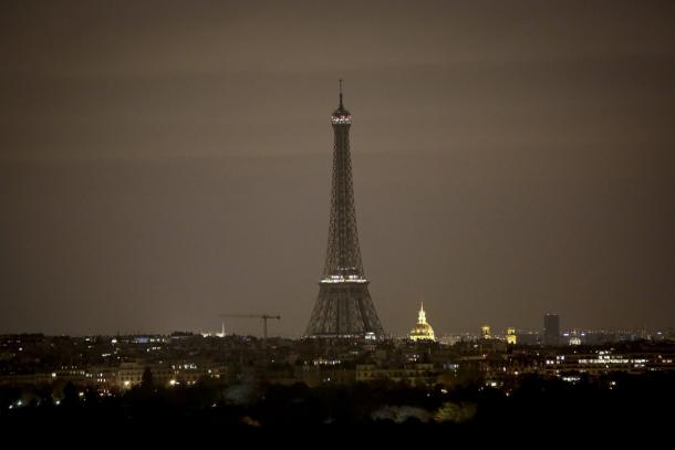 La Torre Eiffel apagada en señal de duelo por el atentado de Barcelona | Foto: France Bleu