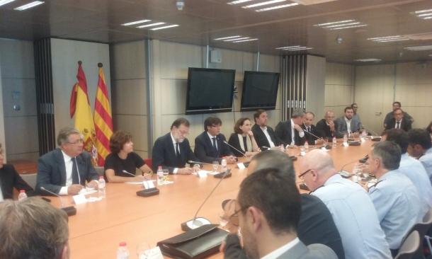 Mariano Rajoy junto a Carles Puigdemont en la reunión por el atentado de Barcelona y Cambrils | Foto: Direcció General de Protecció Civil