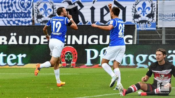Kevin Großkreutz pulls away in celebration. | Photo: Bundesliga.