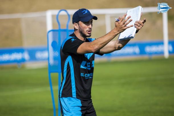 Zubeldía dando indicaciones a sus jugadores | Foto: Deportivo Alavés, VAVEL