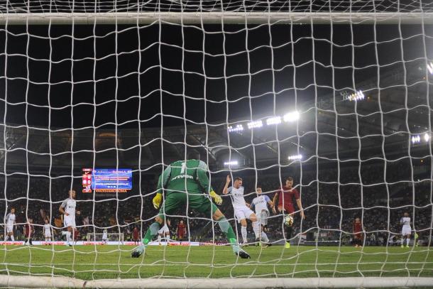 Momento del gol de Džeko. / Foto: asroma.com