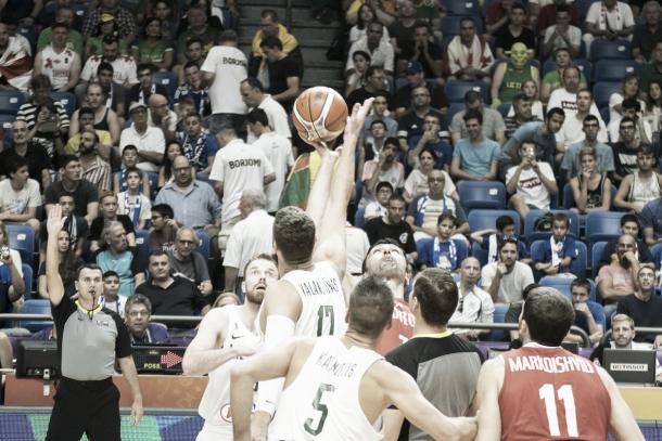 Valanciunas luchando con Pachulia en el salto inicial. Foto: FIBA.com