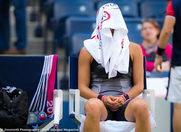 Caroline Garcia covers herself with a white towel during a changeover | Photo: Jimmie48 Tennis Photography