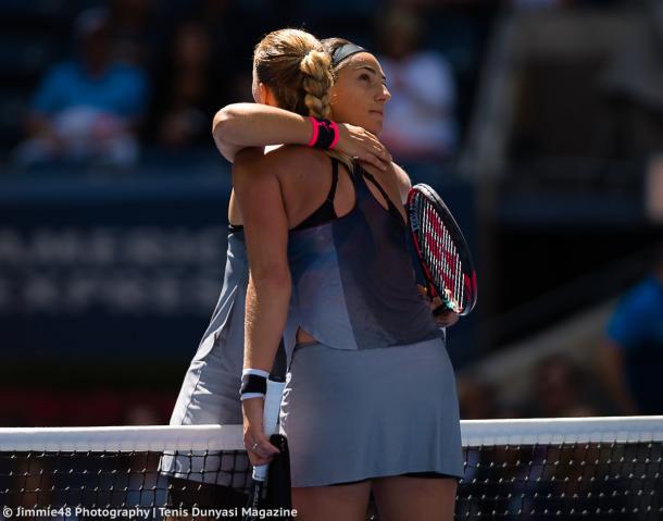 The players met for a warm hug after the match | Photo: Jimmie48 Tennis Photography