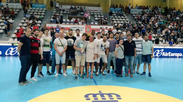 La SD Teucro recibe el trofeo de subcampeón. Foto: Federación Galega.
