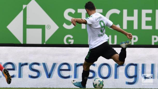 Serdar Dursun strikes the ball. | Photo: Bundesliga.