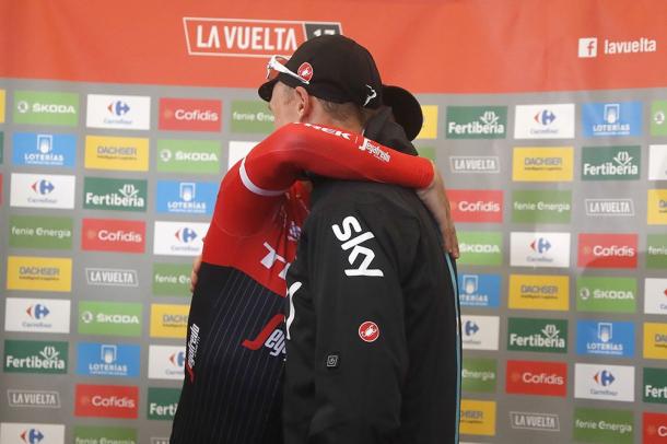 Abrazo de Froome y Contador | Fuente: La Vuelta