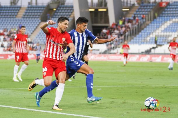 Jugadores de la UD Almería y el Lorca FC disputando un balón | Foto: LaLiga 1|2|3