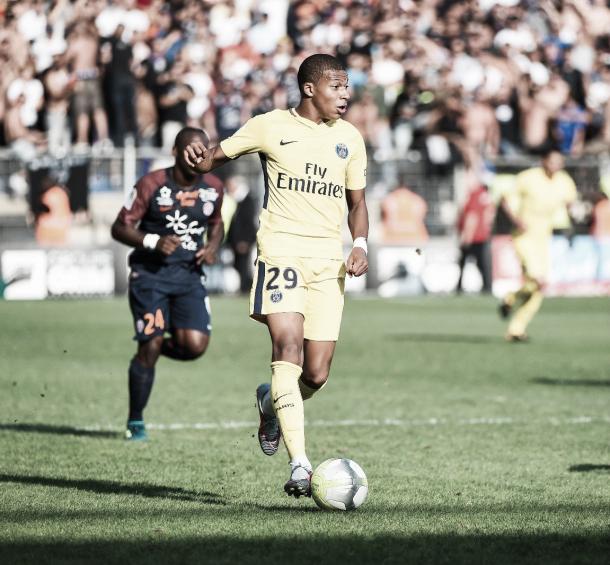 Kylian Mbappé lleva la pelota en el PSG. Foto: twitter.com/PSG_Inside