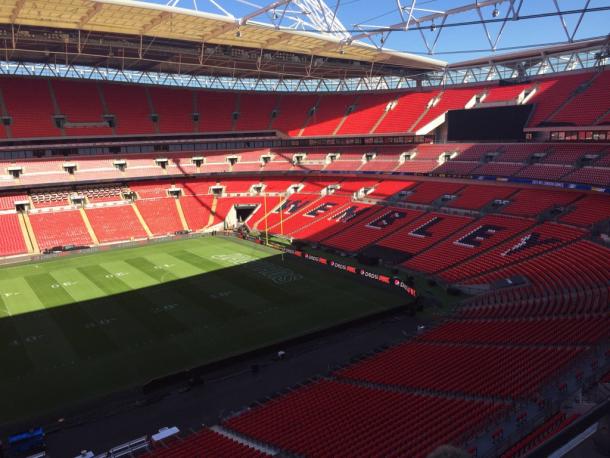 Suggestiva vista di Wembley allestito, a fine settembre, per ospitare la NFL. | Fonte: twitter - @AndrewCatalon