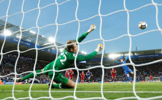 Mignolet tratando de parar un balón ante el Leicester | Fuente: Liverpool FC