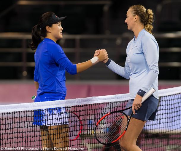 Both players meet at the net after the encounter | Photo: Jimmie48 Tennis Photography