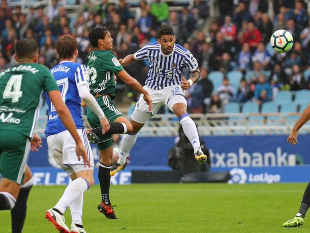 Debaixo de forte chuva, Sociedade e Bétis protagonizaram um jogo bem disputado (Foto: Divulgação/Real Sociedad)