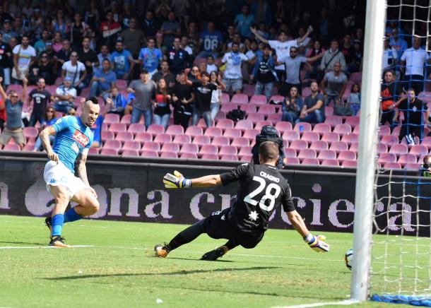 Momento en el que Hamšík marca el 1-0. / Foto: sscnapoli.it