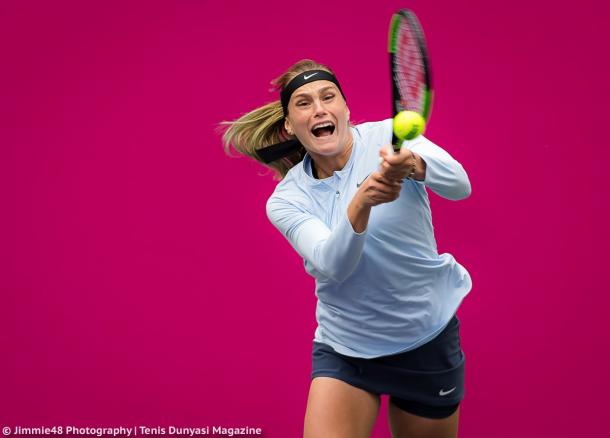 Sabalenka hits a backhand at the Tianjin Open | Photo: Jimmie48 Tennis Photography