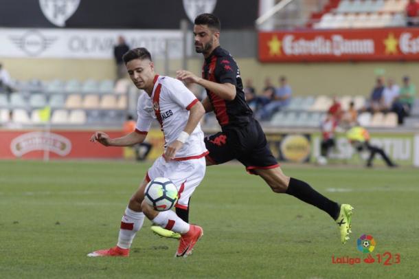 Álex Moreno aguantando el balón frente a un rival. Fotografía: La Liga