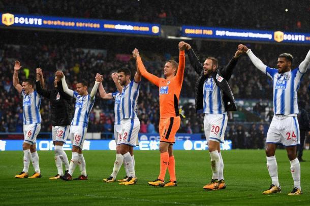Los jugadores de Huddersfield festejan con sus aficionados | Foto: Premier League. 