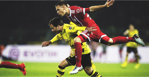 Götze en disputa por el balón contra Kimmich. | Foto: Borussia Dortmund
