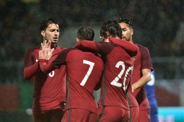 Los compañeros felicitan a Gonçalves por su tercer gol | Foto: FPF