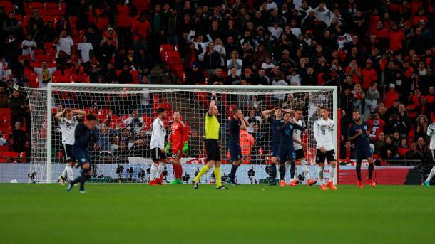 Jugadores ingleses lamentando una ocasión ante Alemania | Imagen: @England