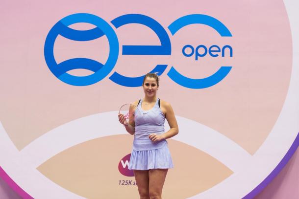 Belinda Bencic posing along with her title in Taipei | Photo: OEC Taipei WTA Challenger