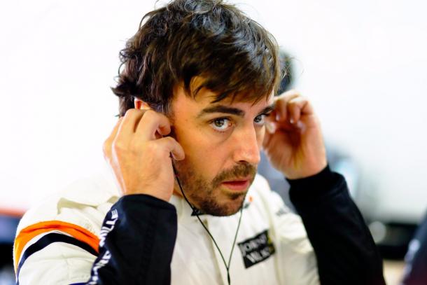Fernando Alonso preparándose para subir al coche en el GP de Brasil / Imagen: Twitter @McLarenF1