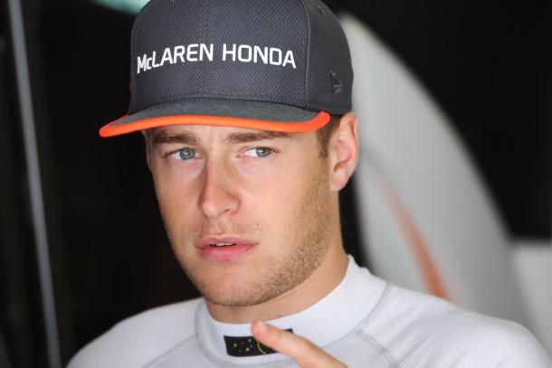 Stoffel Vandoorne buscará adelantar a Alonso en la clasificación de pilotos / Imagen: Twitter @McLarenF1