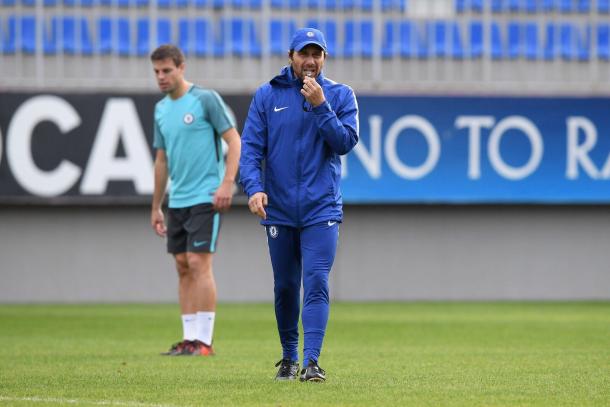 Conte durante el entrenamiento en Bakú | Foto: Chelsea.