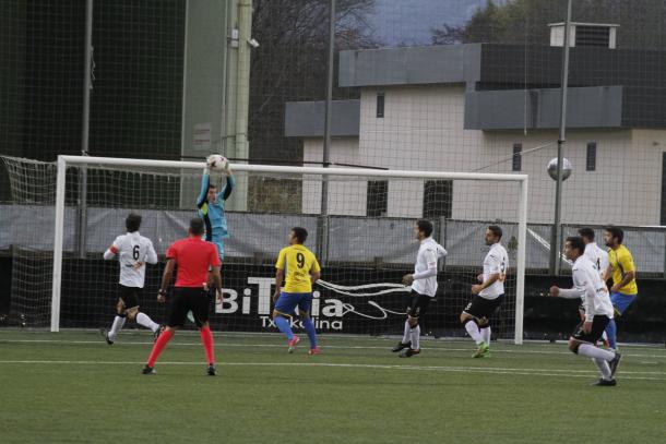Diego Carrio atrapa la bola (fuente SD Gernika)