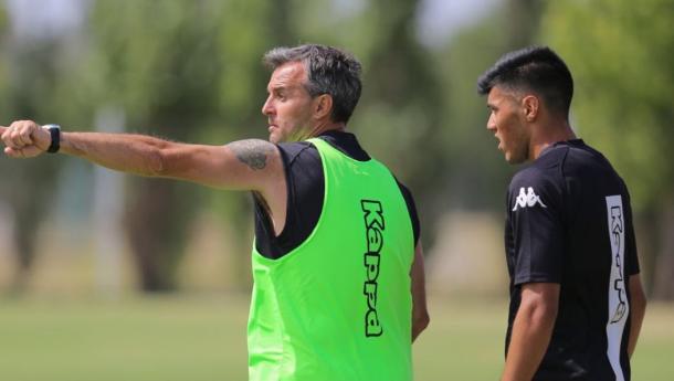 Lavallén dando indicaciones durante la práctica | Foto: Belgrano Oficial.