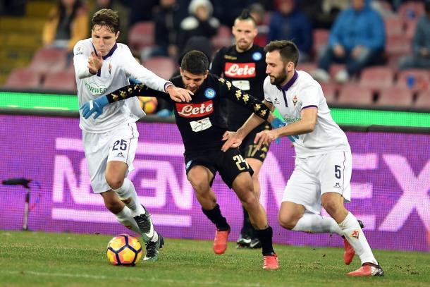 Insigne cerca di divincolarsi tra Badelj e Chiesa. Fonte foto: Official SSC Napoli | Twitter