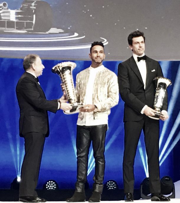 Hamilton recibe el cuarto trofeo (Foto: FIA)