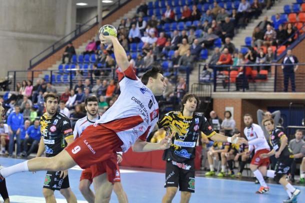 Kusan lanza durante el último partido entre ambos. Foto: CB Logroño.