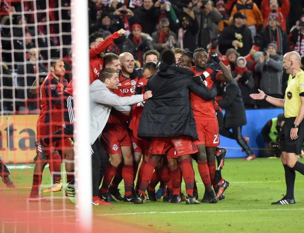 Víctor Vázquez is mobbed by his teammates after scoring the second goal | Source: tvasports.ca