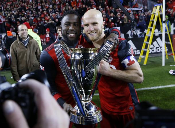 Jozy Altidore and Michael Bradley pose with the MLS Cup trophy | Source: torontofc.ca